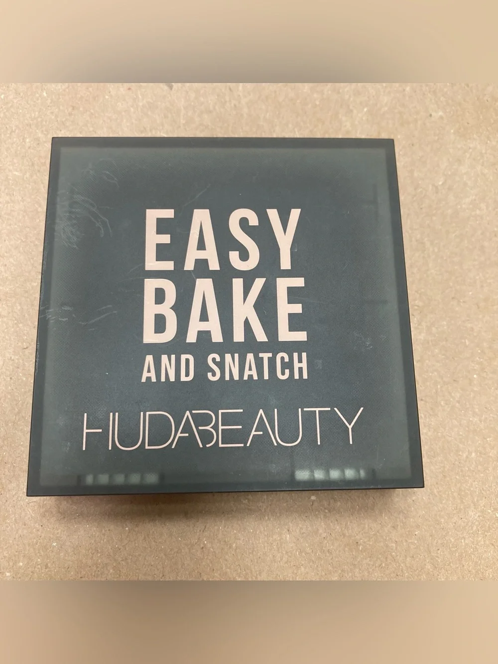 Huda Easy Bake and Snatch Pressed Brightening and Setting Powder
